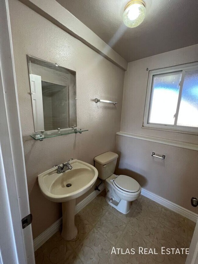 Building Photo - 3914 Encino St