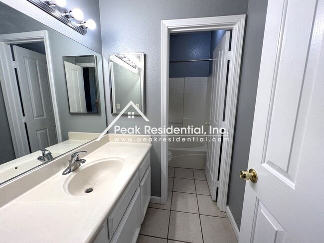 Building Photo - Spacious 4bd/2ba Elk Grove House with 3 Car Garage!