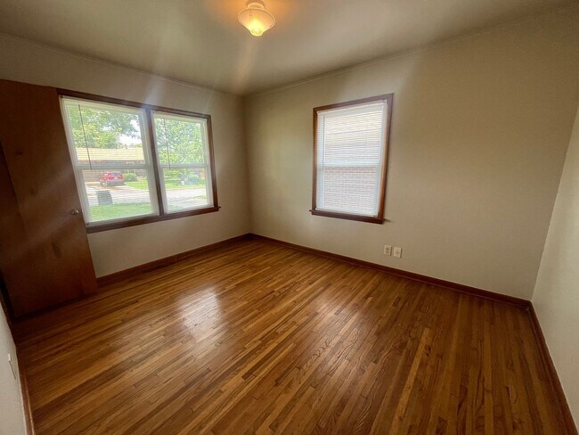 Building Photo - Midtown bungalow, beautiful hard wood floors, lots of natural light.