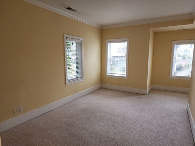 Building Photo - Spacious 3BR/3BA in Sought- After Queen Anne Location