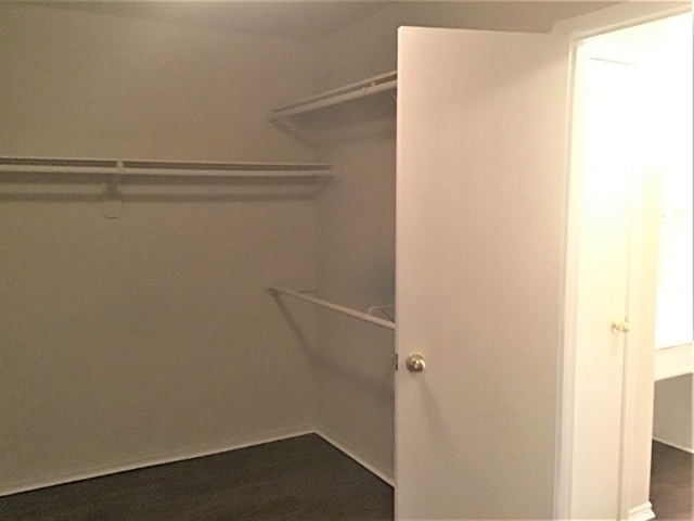 Building Photo - 9530 Belleclarie Ln
