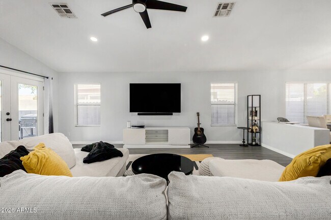 Building Photo - 10420 W Reade Ave