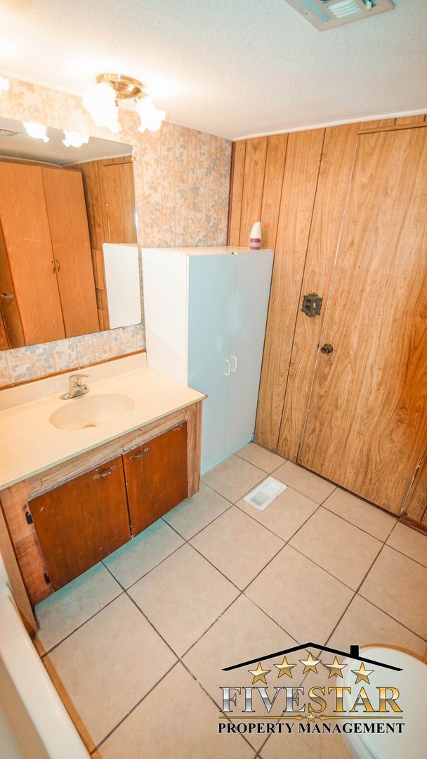 Building Photo - 3 br, 2 bath House - 6220 TIGERFLOWER DR.