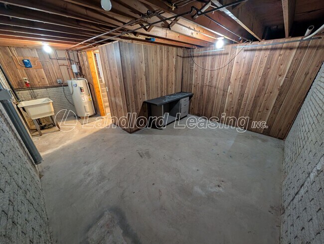 Building Photo - Spacious 4-Bedroom Home with Scenic Views ...