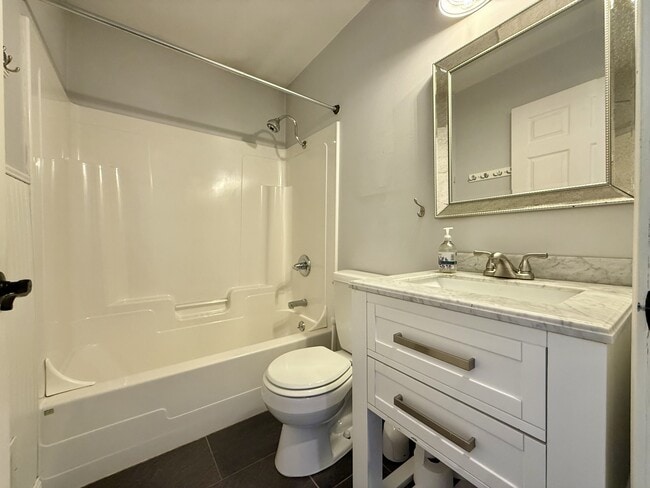 Building Photo - 718 Indianola Ave