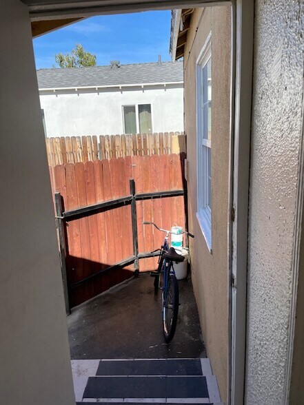 Building Photo - 243 W Elm Ave