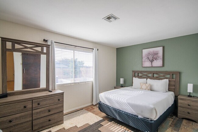 Building Photo - 6411 E Thunderbird Rd