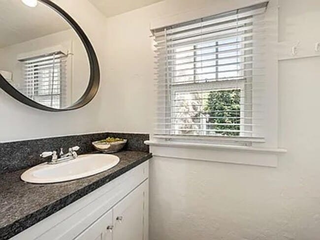 Building Photo - Beautiful vintage home