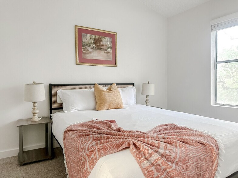 Building Photo - 1071 Clayton Ln