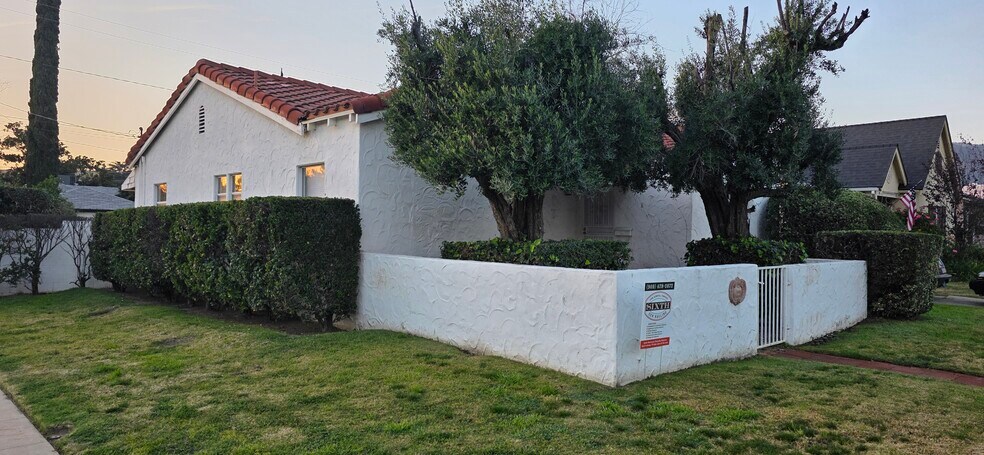 Building Photo - 3304 N Mountain View Ave