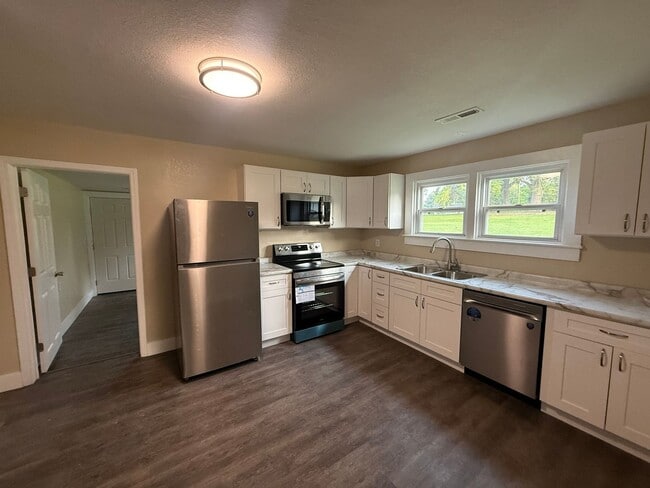 Building Photo - 2 Bed 1 Bath House with Office, Laundry Room and Garage