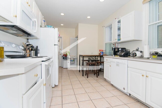 Building Photo - BU Brookline Area Spacious 5b/2b Large  Rooms, These don't last long  Hurry!