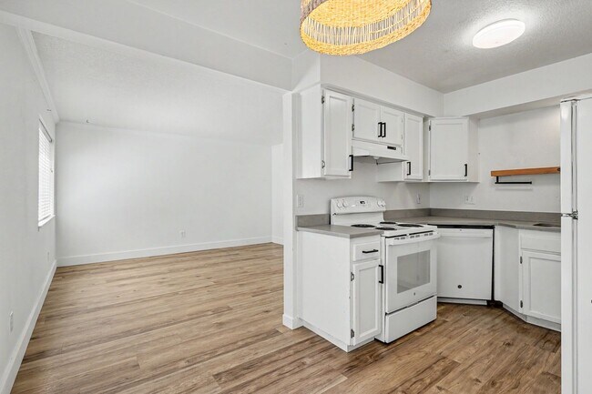 Building Photo - 5260-5262 Springcrest Drive