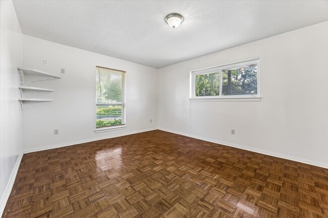 Building Photo - 3232 Parkwood Dr