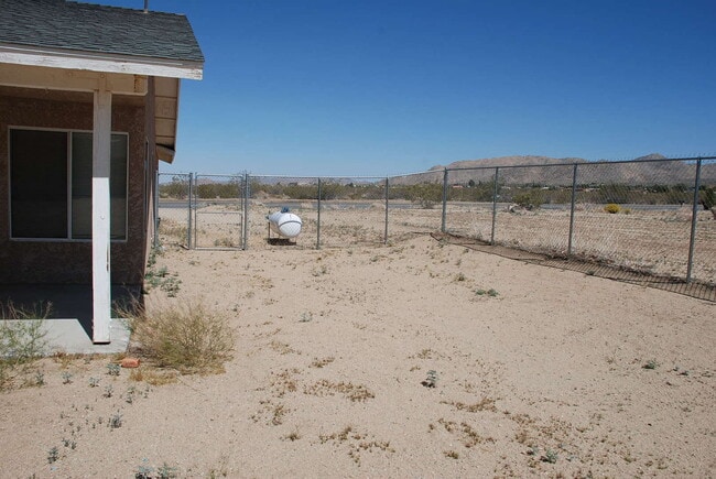 Building Photo - 3 Bedroom Home, garage, fenced yard.
