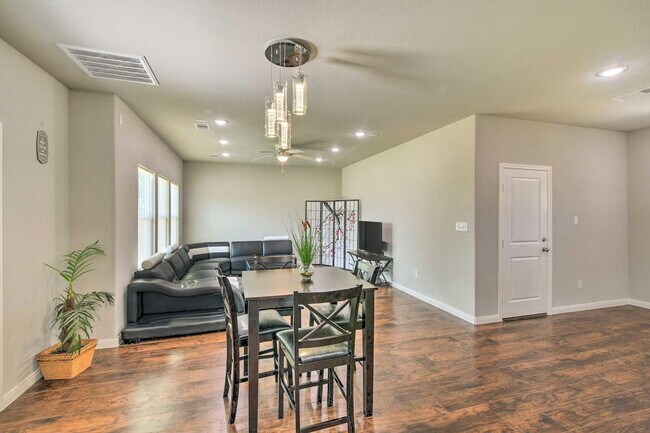 Building Photo - 3510 Oleander Ave