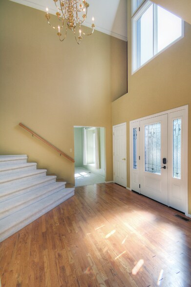 Building Photo - 485 Vanderbilt Ct