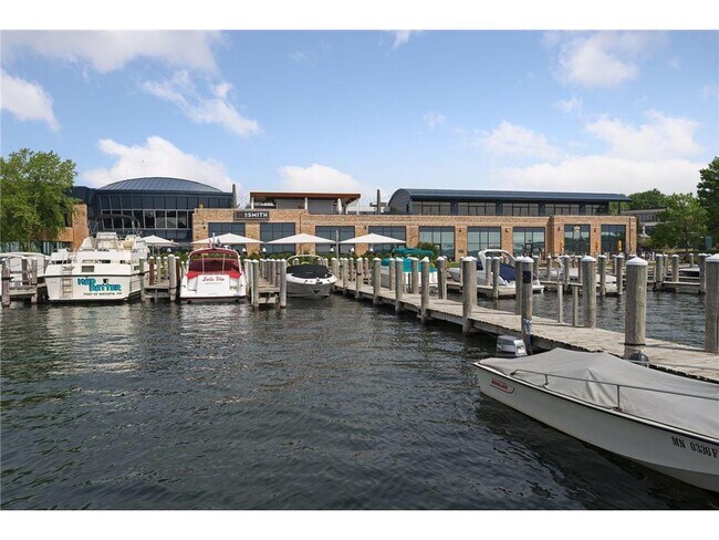 Building Photo - 1042 Circle Dr