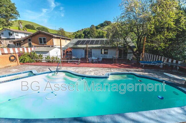 Building Photo - 2901 Doidge Ave