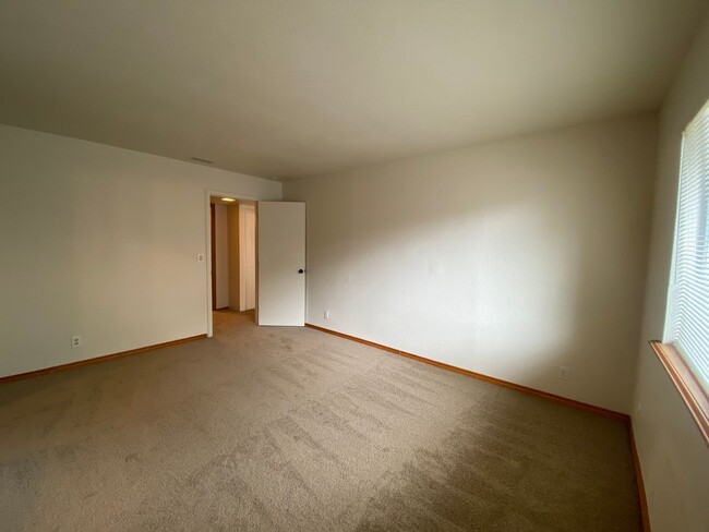Building Photo - Spacious Foothill Farms Duplex