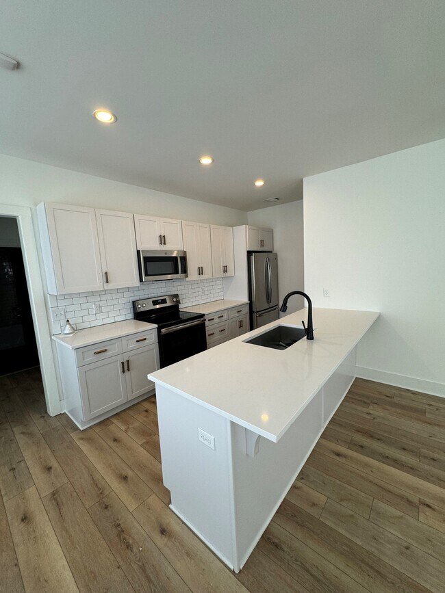 Building Photo - 509 Rosedale Ave