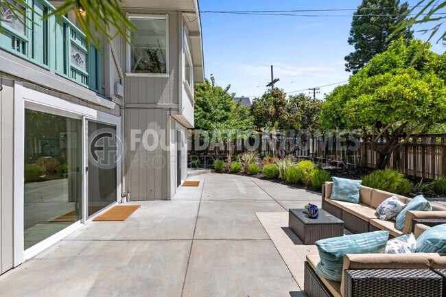 Building Photo - Charming 3 bed/2.5 bath in the heart of do...