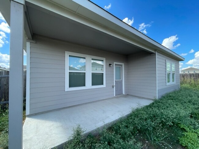 Building Photo - Available for a July 2025 Move In-Modern 3...