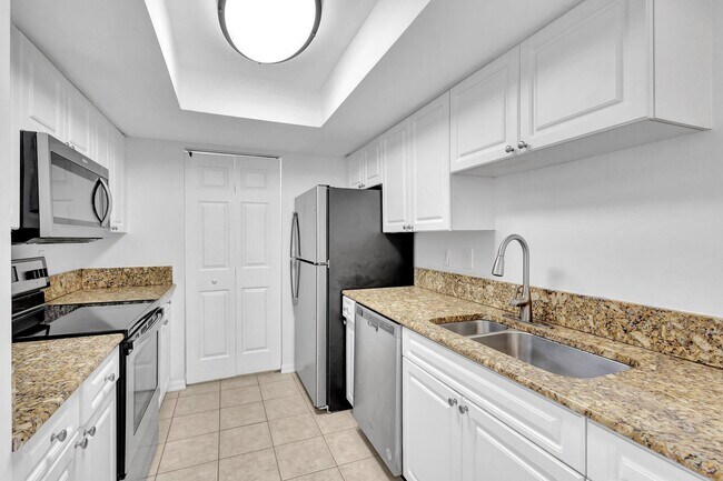 Building Photo - 400 Crestwood Ct N