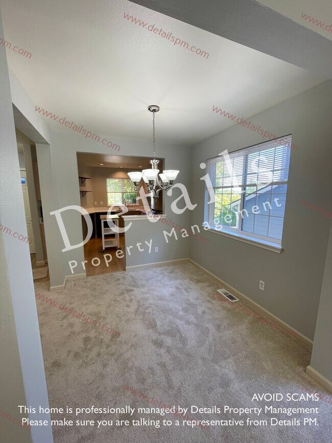 Building Photo - **APPLICATION PENDING** 3 BR bedroom Silverdale Townhouse