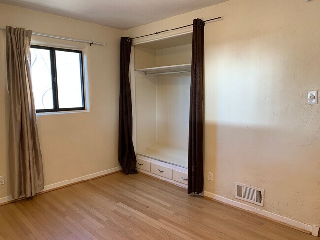 Building Photo - Splendid 4 Bedroom, 1.5 Bath Home Near Kirtland AFB! Available Now!