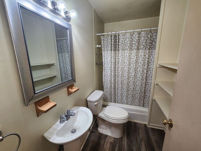 Building Photo - 6233 Mountain View Dr