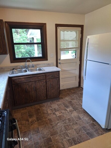 Kitchen - 4624 Verona Rd