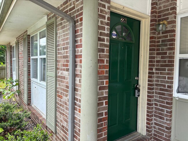 Building Photo - 8831 Country Club Dr