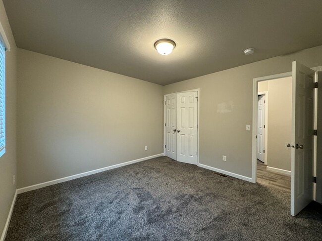 Building Photo - Townhome 2 Blocks from Legacy High School!