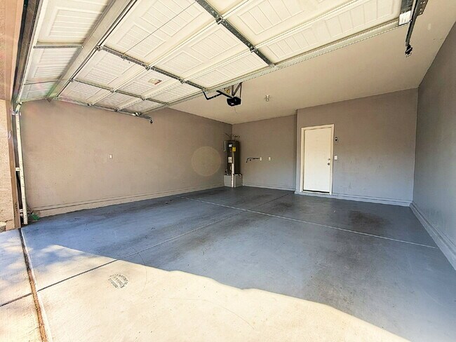 Building Photo - "Charming 3-Bedroom Oasis with 2 Baths & Spacious 1881 Sq. Ft. Layout in Glendale!"
