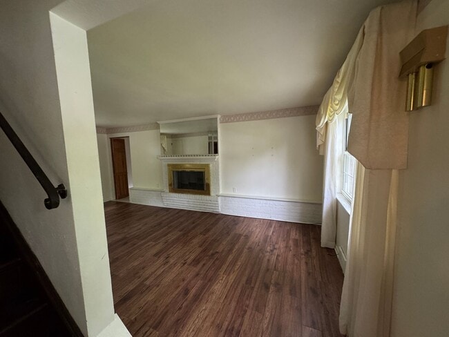 Building Photo - Available NOW! 4 Bed 2 Full Bath House