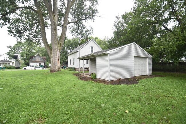 Building Photo - Mishawaka 1/2 story 3 bedroom single-family home with garage