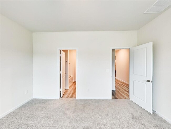 Building Photo - 905 Hesston Dr