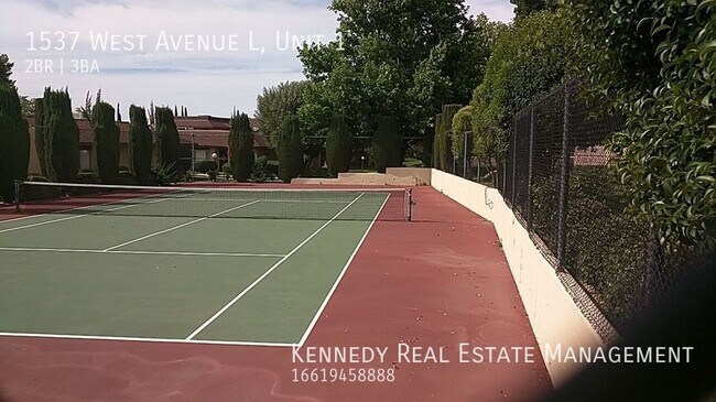Building Photo - Location, Location, Location! 2 Bedroom To...