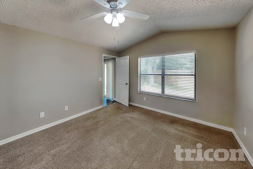 Building Photo - 947 Sandywood Dr