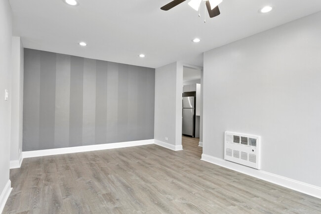 Building Photo - 7638 N Eastlake Terrace