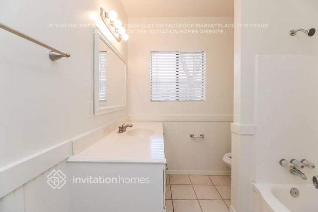 Building Photo - 2401 W Shady Glen Ave