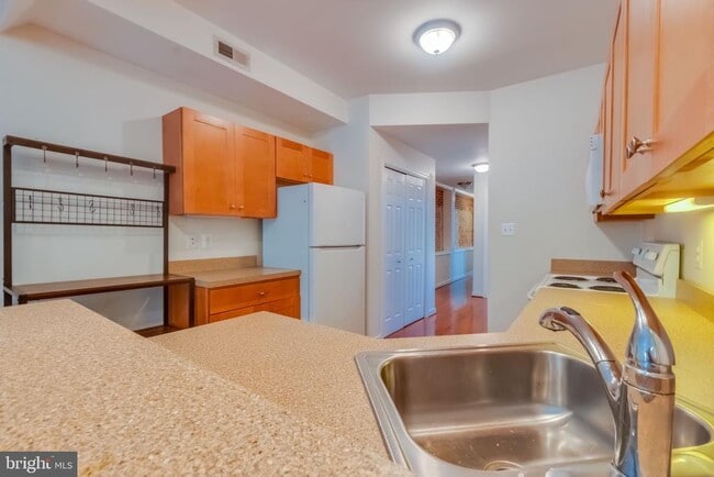 Building Photo - 910 S Charles St