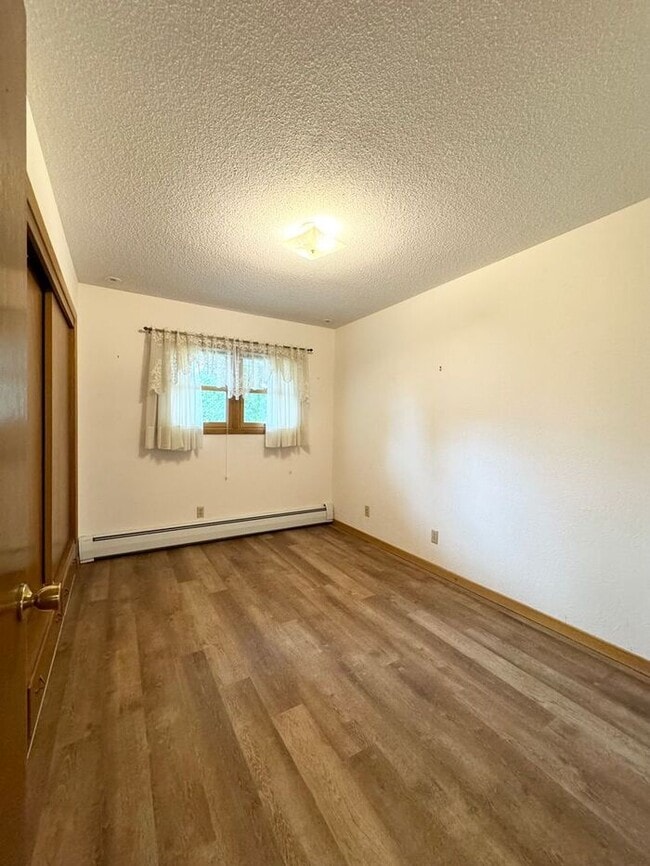 Building Photo - 4 Bedroom - 2 Bath Ranch Style Home with 2...