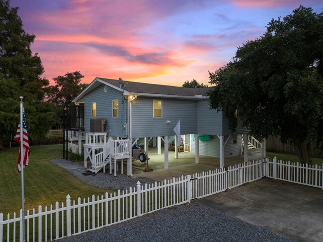 Building Photo - 806 Deer Dr