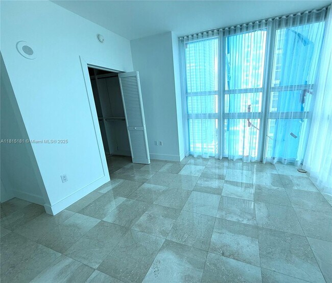 Building Photo - 950 Brickell Bay Dr