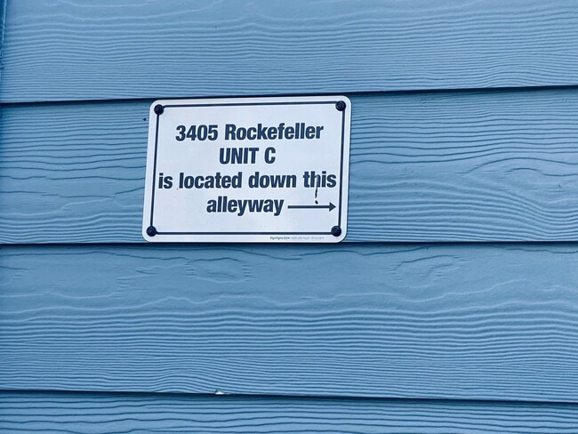 Building Photo - Large Corner Studio | Full Kitchen | In-Unit W/D | Pet Friendly