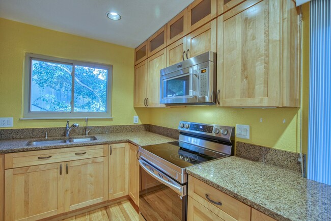 Building Photo - Charming 4 BD/1.5 BA Gunbarrel Home with G...