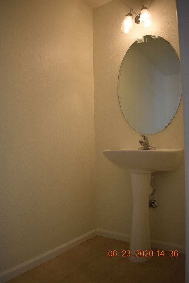 Building Photo - Beautiful 2 Bedroom Townhome / Old Town Ar...