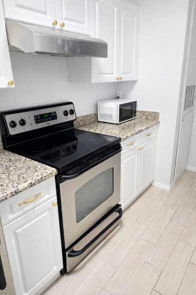 Building Photo - 2550 N Alafaya Trl